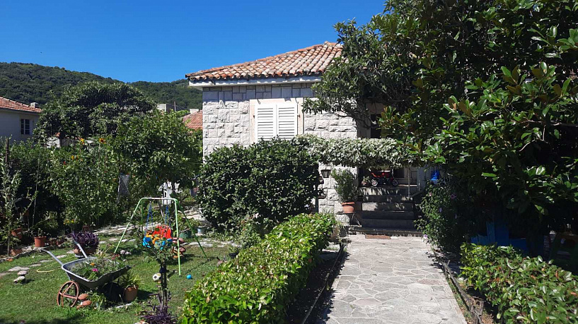Herceg Novi'de denizden ilk sıradaki ev